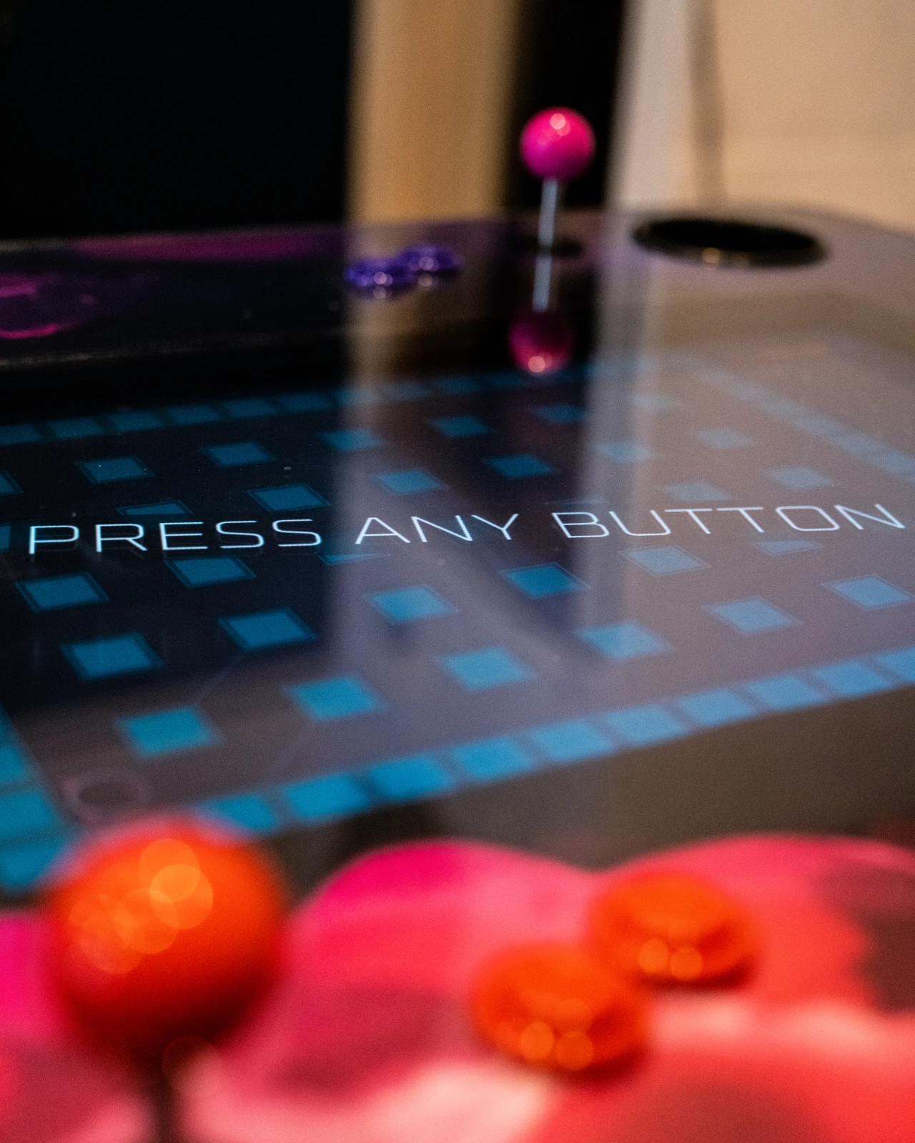 Close-up of the Speglar arcade cabinet controls and screen